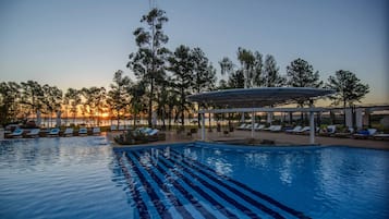 Piscine extérieure, parasols de plage, chaises longues