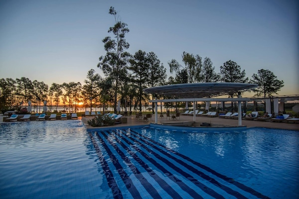 Una piscina al aire libre (de 08:00 a 21:00), sombrillas, tumbonas