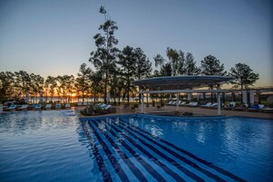 Una piscina al aire libre (de 08:00 a 21:00), sombrillas, tumbonas