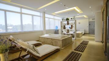 Sauna, tina de hidromasaje, baño de vapor y tratamientos corporales
