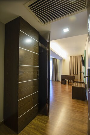 Junior-Suite, 2 Einzelbetten | 1 Schlafzimmer, hochwertige Bettwaren, Minibar, Zimmersafe