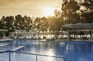 Bar junto a la piscina