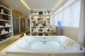 Indoor spa tub - Awa Resort Hotel (Encarnacion)