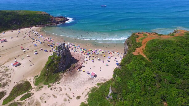 An aerial view of a beach with numerous umbrellas and people. - Recanto da Prainha (Torres)