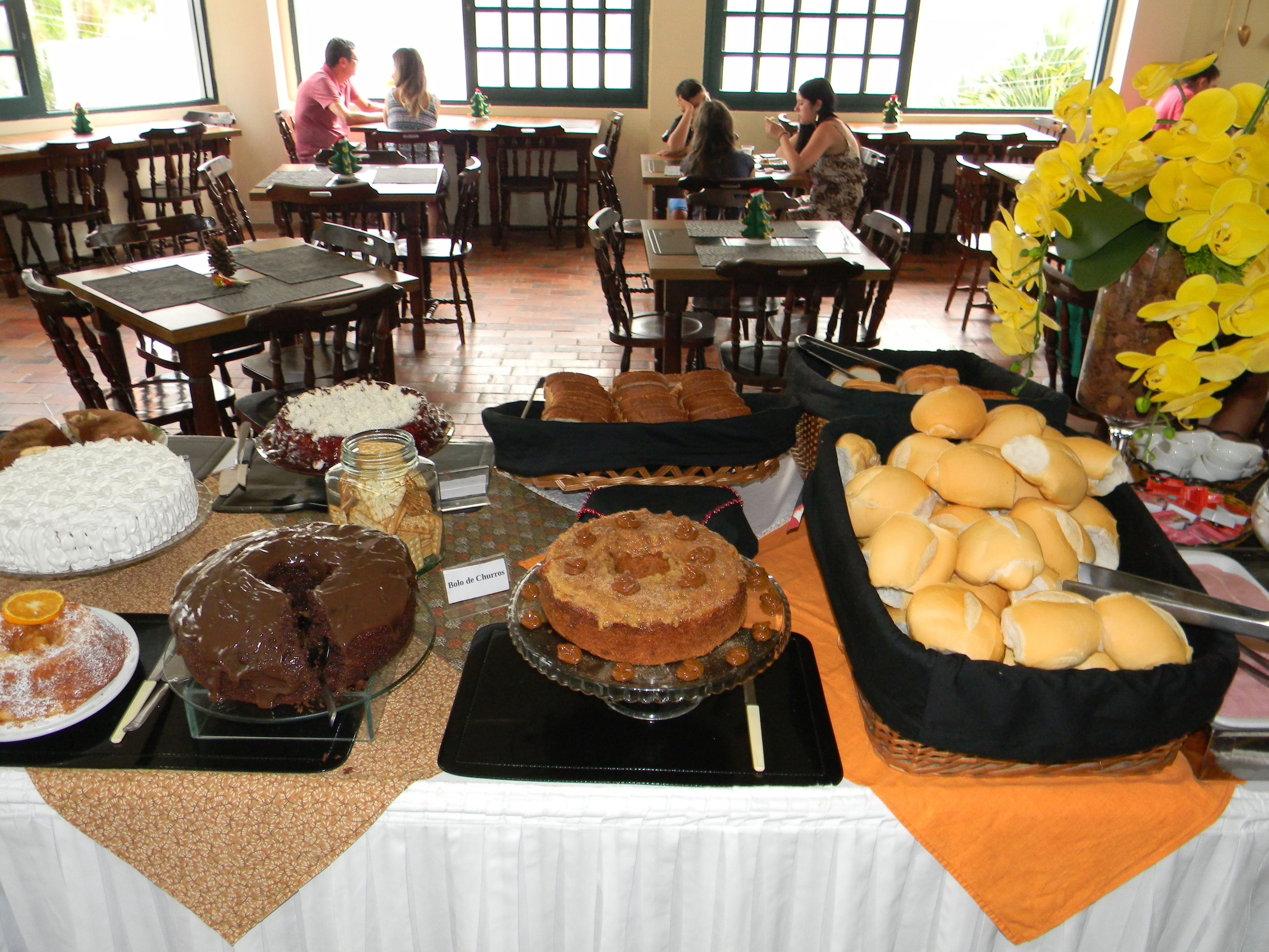 Um buffet com diversos doces e pâtisseries.