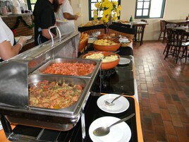 Café da manhã com buffet grátis todos os dias