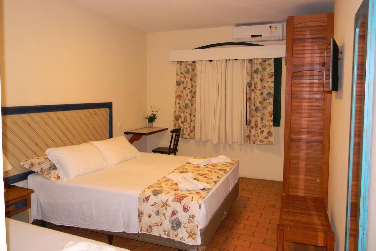 Cribs (free), rollaway beds (surcharge), WiFi (free), bed sheets