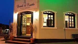 A two-story building with a sign reading "Recanto da Praia Pousada". - Recanto da Prainha (Torres)