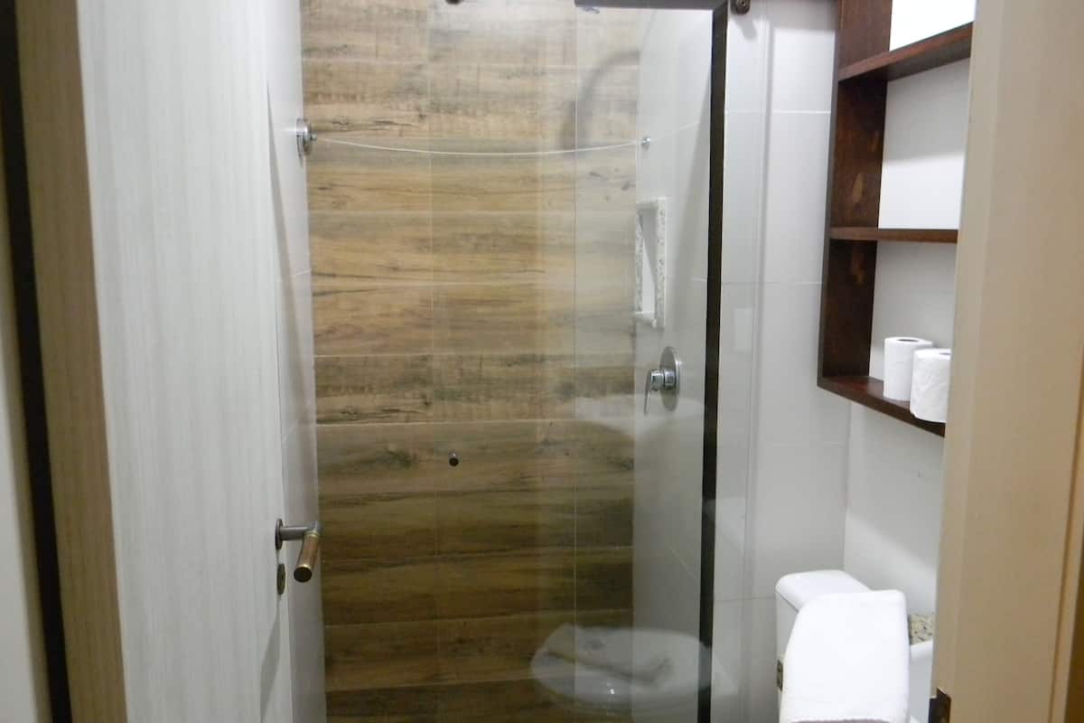 shower, free toiletries, towels