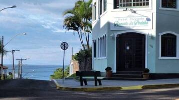 Um edifício com uma placa que diz 'Hotel Pousada Restaurante da Praia'.