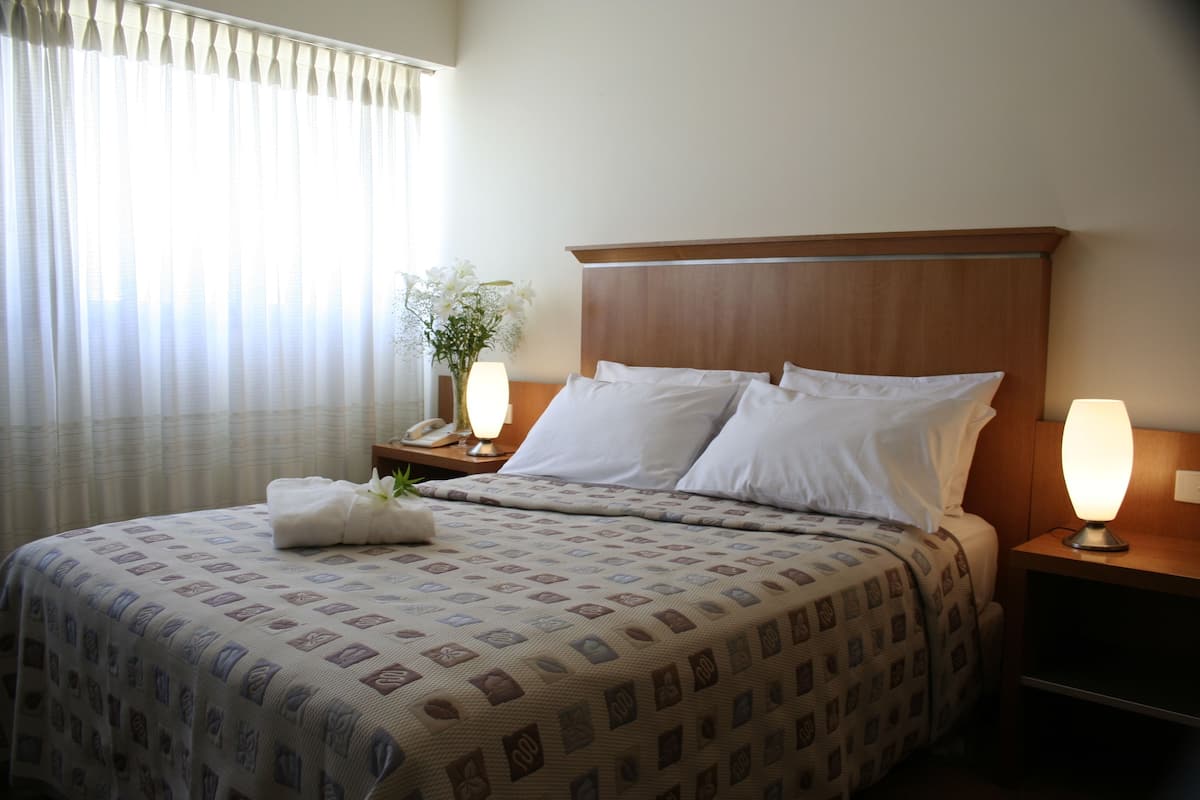 Premium bedding, in-room safe, free cribs/infant beds, free WiFi