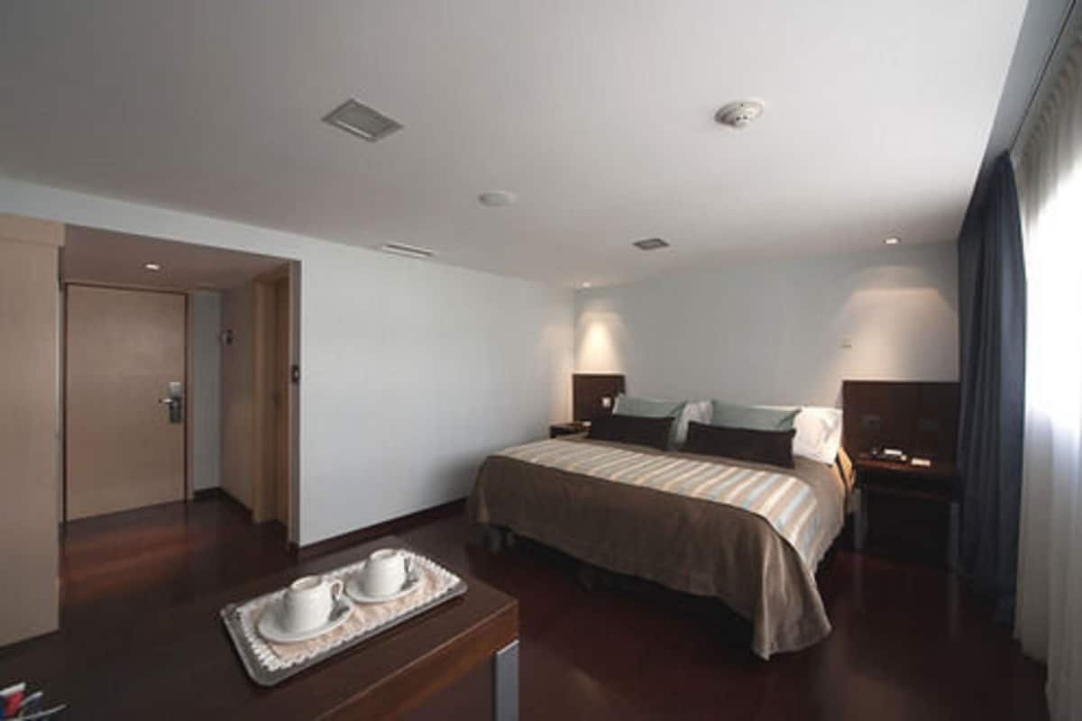 Premium bedding, in-room safe, free cribs/infant beds, free WiFi