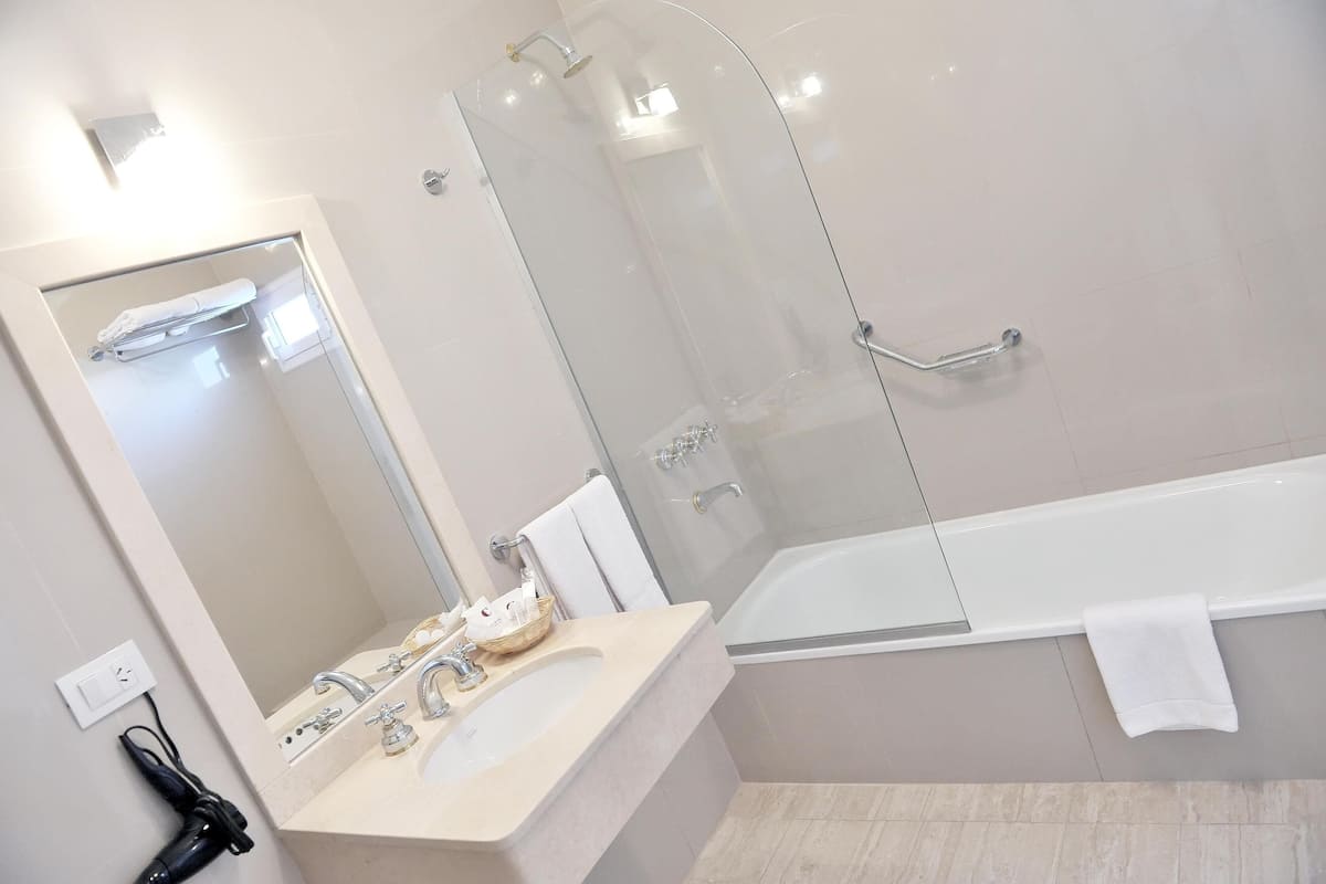 Baño | Ducha, artículos de higiene personal gratuitos y secador de pelo