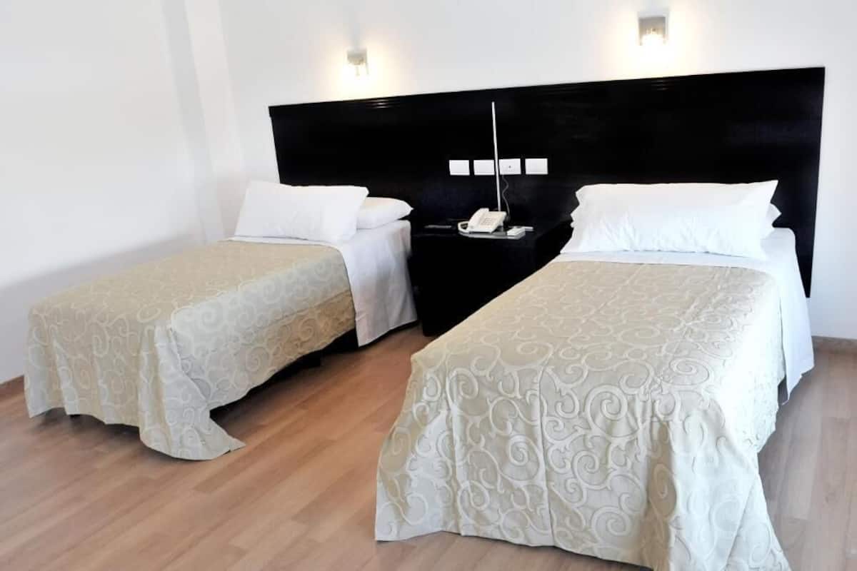 Värdeförvaringsskåp på rummet, skrivbord och gratis barnsängar