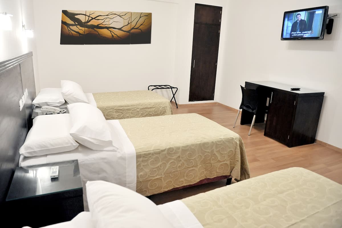 Habitación triple | Caja fuerte, escritorio, cunas gratuitas y wifi gratis