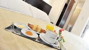 In-room safe, desk, free cots/infant beds, free WiFi - Luxor Hotel & Spa (Salta)