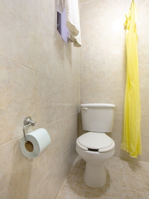 Doccia, asciugamani, sapone, shampoo