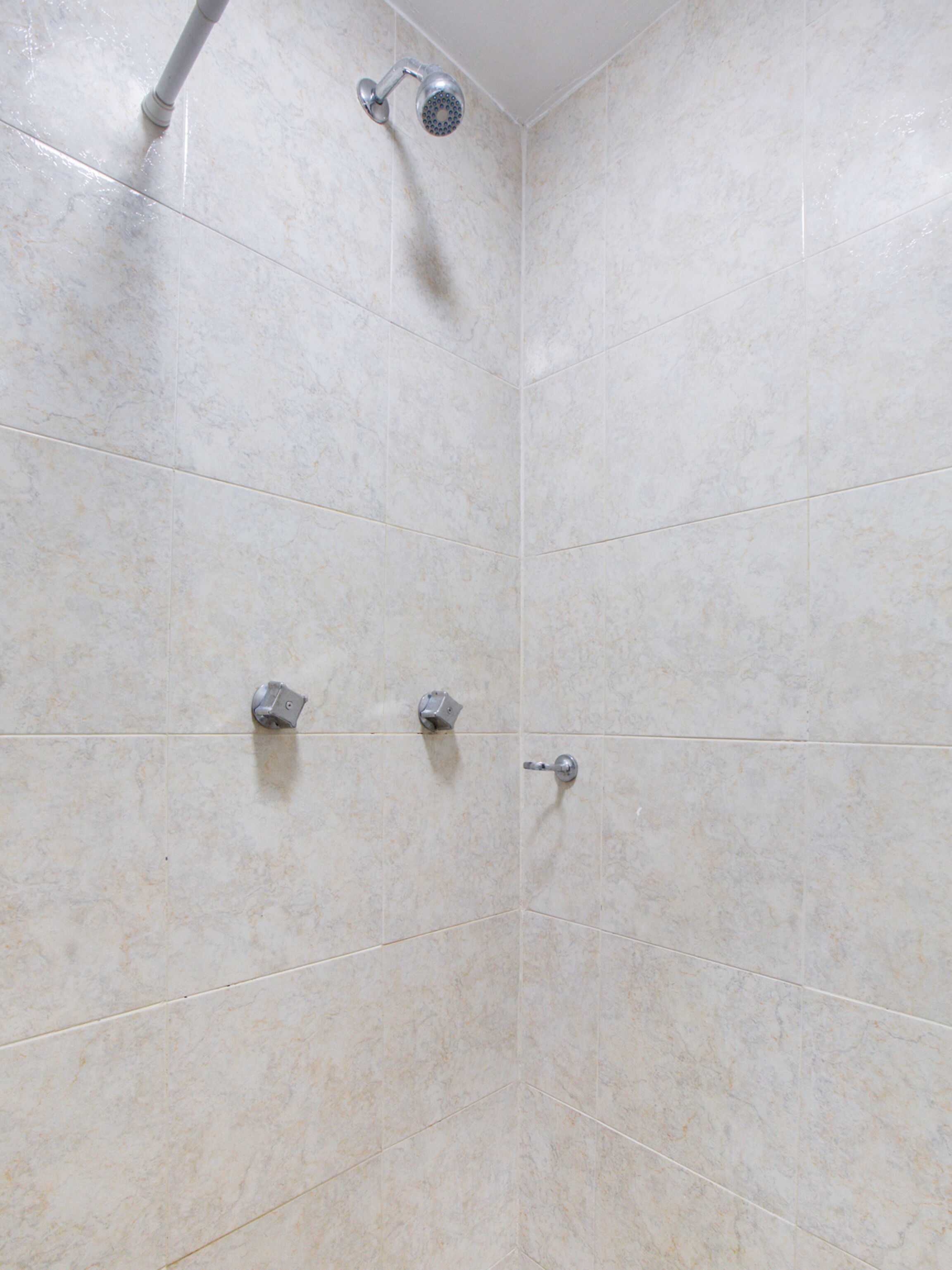 Habitación doble estándar | Baño | Regadera, toallas, jabón, shampoo 
