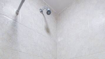 Habitación doble estándar | Baño | Regadera, toallas, jabón, shampoo
