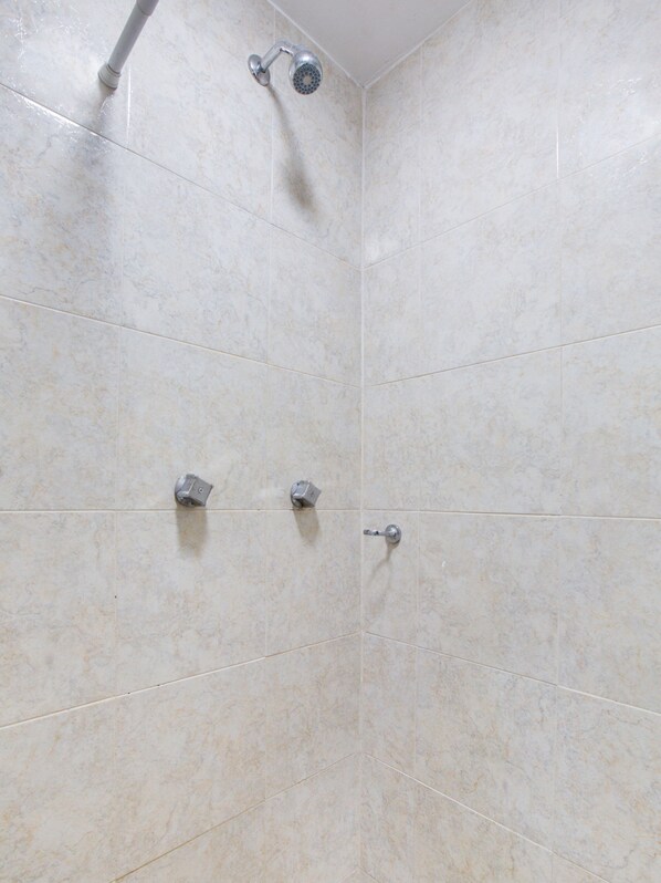 Doppia Standard | Bagno | Doccia, asciugamani, sapone, shampoo