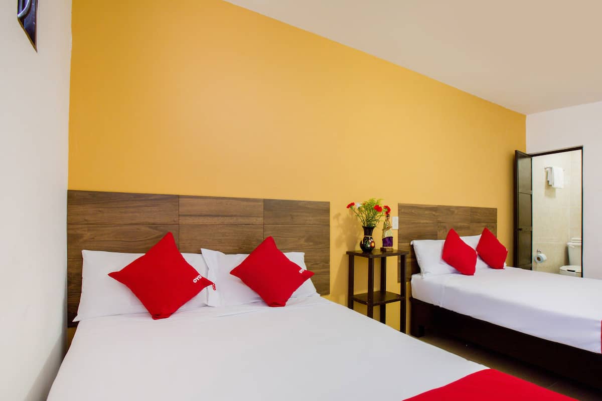 Habitación cuádruple estándar | Tabla de planchar con plancha, wifi gratis y ropa de cama