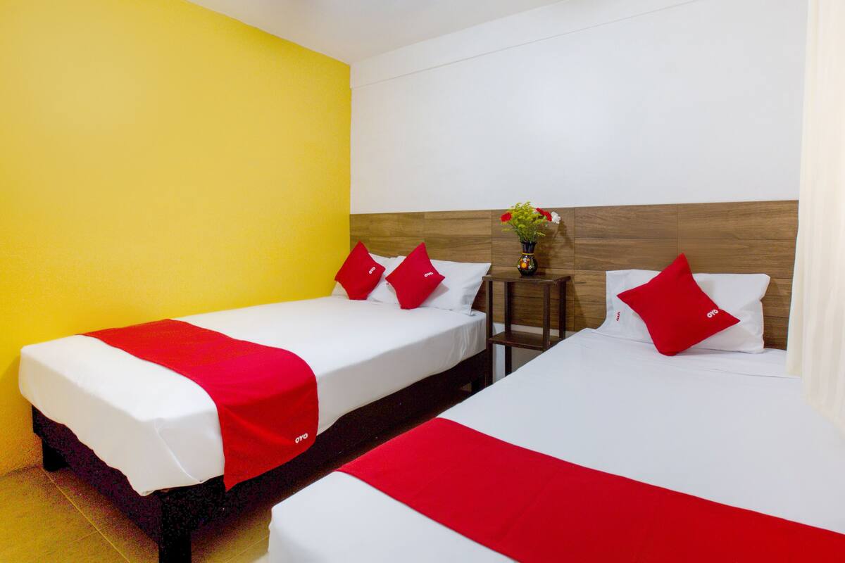 Tabla de planchar con plancha, wifi gratis y ropa de cama