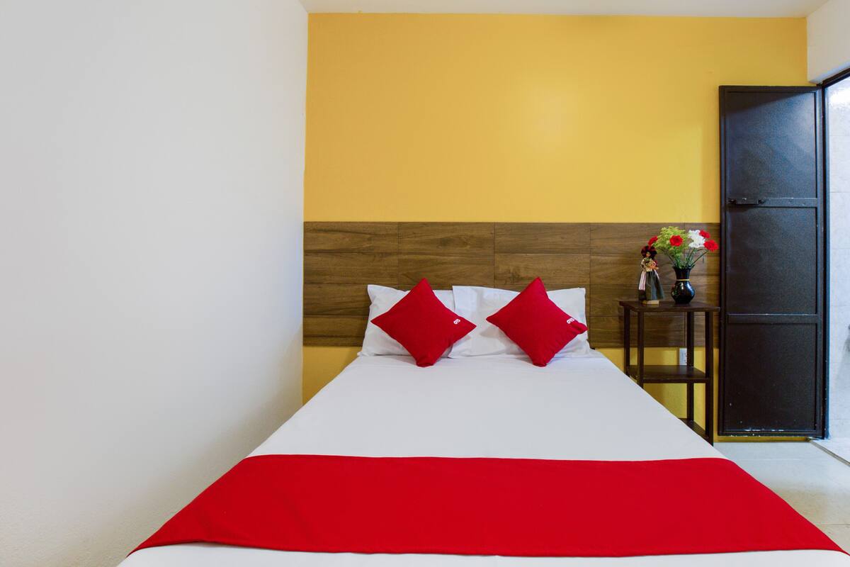 Habitación doble estándar | Tabla de planchar con plancha, wifi gratis y ropa de cama