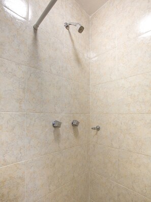 Standard-Dreibettzimmer | Badezimmer | Dusche, Handtücher, Seife, Shampoo