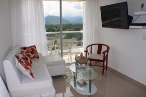 Superior Apartment, 3 Bedrooms, Pool Access, City View SMR559A | Living area