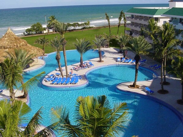 Outdoor pool - Hotel Costa Caribe Beach (Isla Margarita)