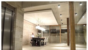 Ein modernes Interieur mit Essbereich, einer Kandelaber und einer Glasabtrennung.