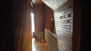 A wooden interior with a high ceiling and a staircase leading to a lower level. - Bed & Breakfast Chaletico (San Jose)