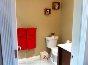 Ducha, artículos de higiene personal gratuitos, albornoces y toallas