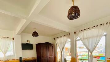 Tabla de planchar con plancha, wifi gratis y ropa de cama