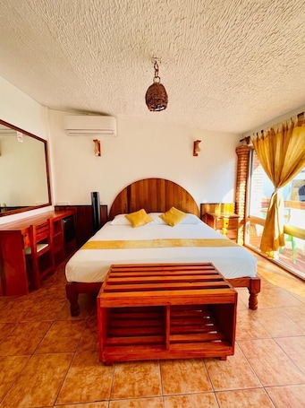 Tabla de planchar con plancha, wifi gratis y ropa de cama . Hotel Casa de la Palma Bed and Breakfast