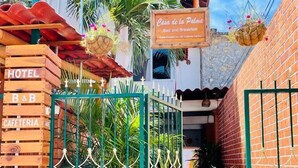A hotel entrance with a sign reading "Casa de la Palma Bed and Breakfast." - Hotel Casa de la Palma Bed and Breakfast (Zihuatanejo)