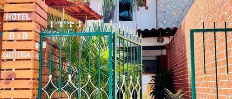 L’entrée d’un hôtel, avec une enseigne indiquant : « Casa de la Palma, chambre d’hôtes ».