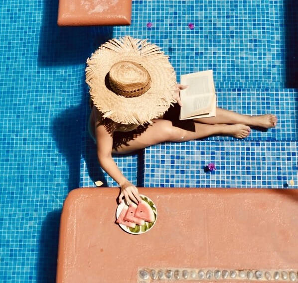 Outdoor pool, sun loungers - Hotel Casa de la Palma Bed and Breakfast (Zihuatanejo)