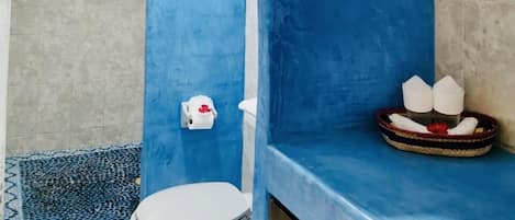 Herbergi með tvíbreiðu rúmi | Baðherbergi | Sturta, hárblásari, handklæði, sápa