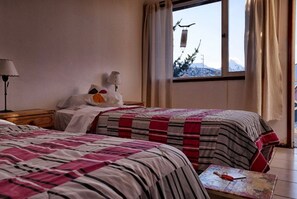 Habitación triple, baño privado | Ropa de cama 