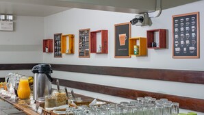 Un bufé de desayuno con diversas opciones de comida y una estación de café.