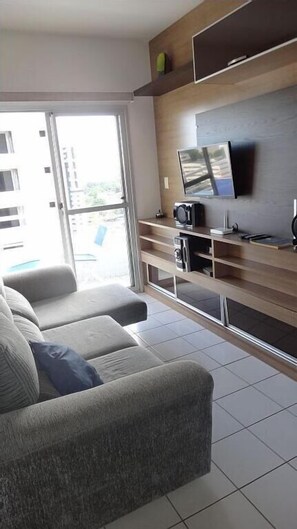 Departamento, 2 habitaciones | Área de sala de estar | Televisión de pantalla plana y tenis de mesa 