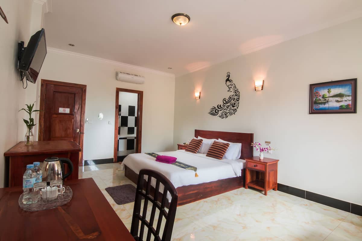 Phòng đôi Deluxe, quang cảnh sông | Minibar, bàn, bàn ủi/dụng cụ ủi quần áo 