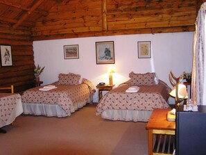 ダブルルーム | デスク、アイロン / アイロン台、ベビーベッド (無料)、可動式ベッド