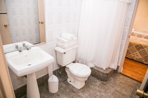 Family Bungalow, 2 Bedrooms, Private Bathroom | Bathroom | Shower, towels - Cabañas Las Añañucas I (La Serena)
