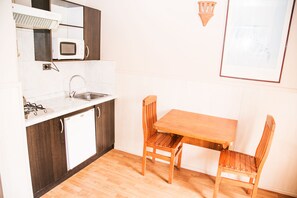 Kamar Double Standar, 1 kamar tidur, kamar mandi pribadi | Dapur pribadi | Lemari es, microwave, kompor, dan peralatan masak/sendok-piring