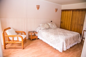 Kamar Double Standar, 1 kamar tidur, kamar mandi pribadi | Brankas, tempat tidur bayi gratis, dan tempat tidur lipat/tambahan