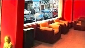 A seating area with sofas and a view of parked cars outside. - Hotel Castelmar (Mar del Plata)