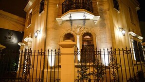 A historic building with ornate iron railings and a balcony. - Ambit Boulevard Hotel Boutique (Santa Fe)