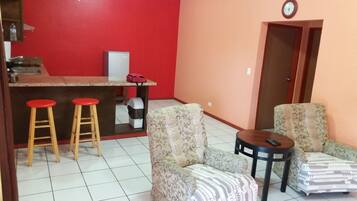 Departamento, 2 habitaciones | Área de sala de estar | Televisión de pantalla plana